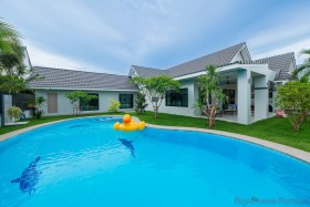 5 Beds House For Rent In East Pattaya - Natheekarn